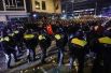 Столкновения между демонстрантами и сотрудниками ОМОН на улицах возле турецкого консульства в Роттердаме.