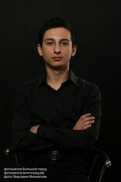  Самир Аджалов, МФЮА. Участник команды КВН «А-мега». Играет гитаре, пианино. Не раз принимал участие в вокальных конкурсах, на которых был удостоен различных наград. 