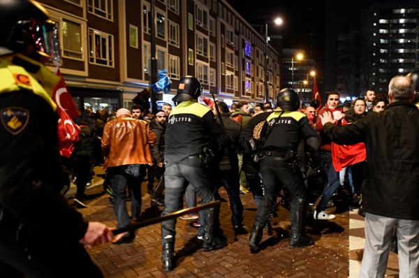 Столкновения между демонстрантами и сотрудниками ОМОН на улицах возле турецкого консульства в Роттердаме.