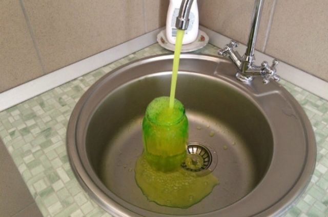 В воду добавлен индикатор «Уранин А», окрашивающий воду в зелёный цвет.