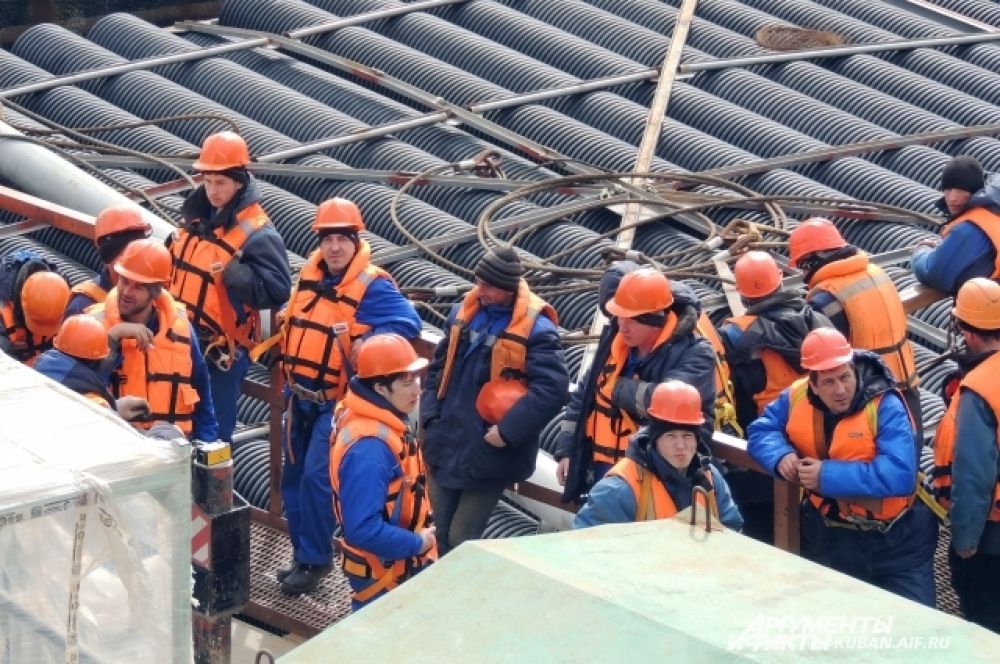 На морских участках все строители работают в спасательных жилетах.