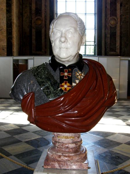 Внутри собора находится бюст архитектора Огюста Монферрана работы скульптора Фалетти из разных пород камня, использованных при облицовке собора.