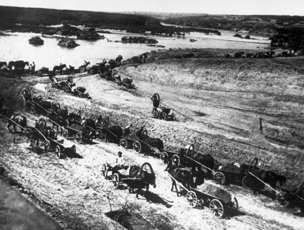 Рабочие на телегах перевозят землю и песок. Строительство ДнепроГЭС, 1927 год.
