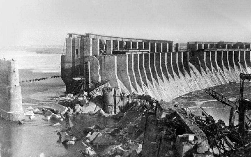 ДнепроГЭС во время Великой Отечественной войны. 18 августа 1941 года после прорыва немецких войск в районе Запорожья плотина ДнепроГЭС была взорвана согласно распоряжению Генштаба СССР. А осенью 1943 года была взорвана снова, на этот раз отступающими немецкими войсками.