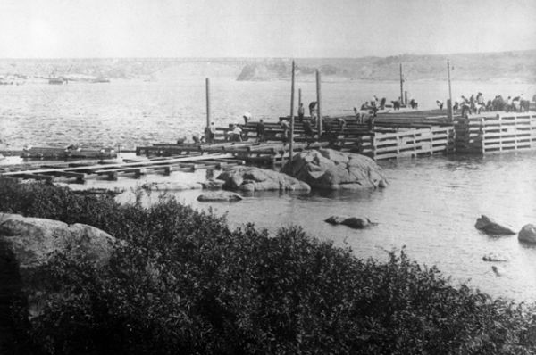 Возведение перемычек на Днепре во время строительства ДнепроГЭС, 1927 год.