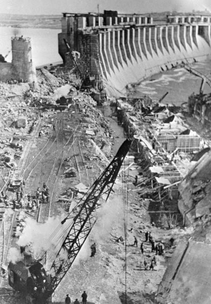 Рабочие восстанавливают ДнепроГЭС, разрушенную во время Великой Отечественной войны, август 1945 года.