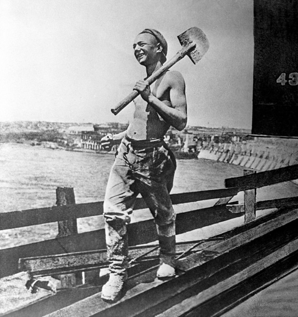 Молодой советский рабочий на строительстве ДнепроГЭС, 1928 год.