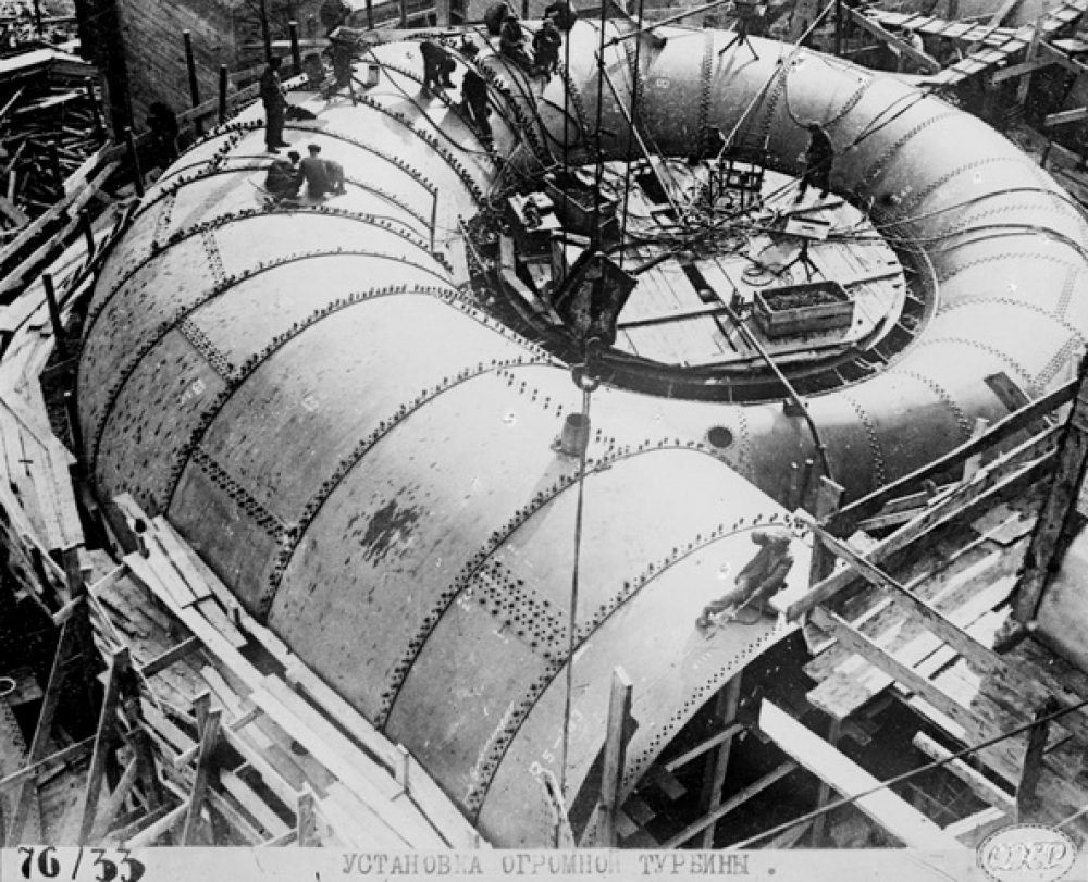 Монтаж турбины на ДнепроГЭС, 1932 год.