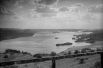 Правый берег Днепра — место будущего строительства Днепровской гидроэлектростанции — пятой ступени каскада гидроэлектростанций. Репродукция фотографии 1927 года.