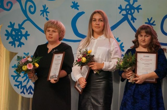 Елена Горбунова, Юлия Шелудякова и Светлана Хазеева получили грамоты за хорошую работу.