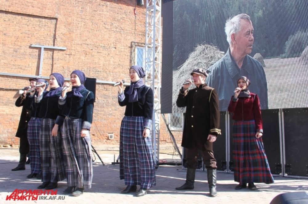 Перед открытием музея народный ансамбль исполнил песню о родных сибирских просторах. 
