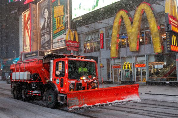Снегоочистительная техника на Манхэттене, Нью-Йорк.