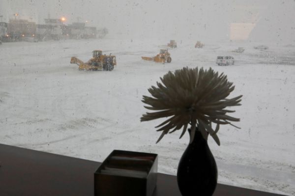 Снегоочистители очищают взлетно-посадочную полосу в аэропорту Ла-Гуардия в Нью-Йорке.