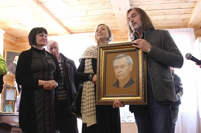 К открытию музея известный художник Никас Сафронов написал портрет писателя и лично привёз его в Иркутск. 