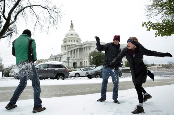 Туристы из Флориды играют в снежки на Капитолийском холме в Вашингтоне.