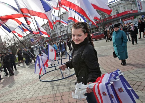 Флаги на площади во время референдума о статусе Крыма в Симферополе.