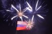 Российский флаг и праздничный фейерверк на площади Ленина в центре города после объявления предварительных результатов итогов референдума о статусе Крыма.