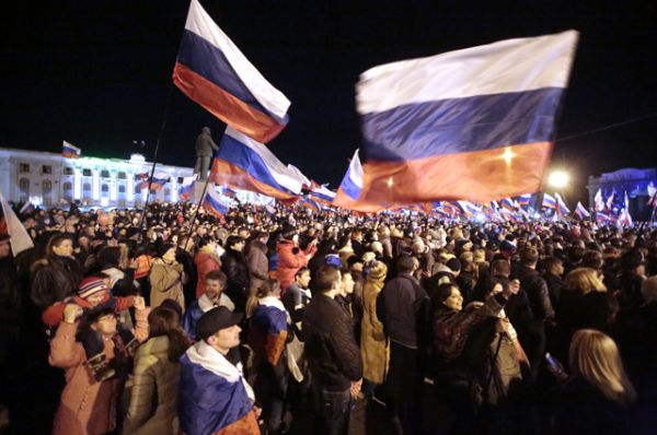 Жители Симферополя на концерте «Крым-Весна» на площади Ленина в центре города в ожидании объявления итогов референдума о статусе Крыма.