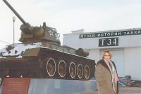 Лариса Васильева (Кучеренко) возле Музея Т-34.