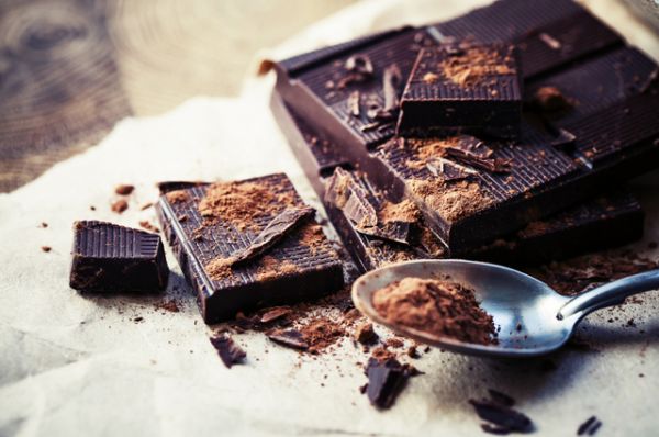 Горький шоколад. Какао-бобы – отличный антиоксидант, поэтому нужно есть шоколад с минимальным содержанием сахара и, разумеется, не молочный, а чёрный.