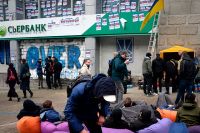 Украинские радикалы у заблокированного отделения дочернего предприятия «Сбербанка» в Киеве.