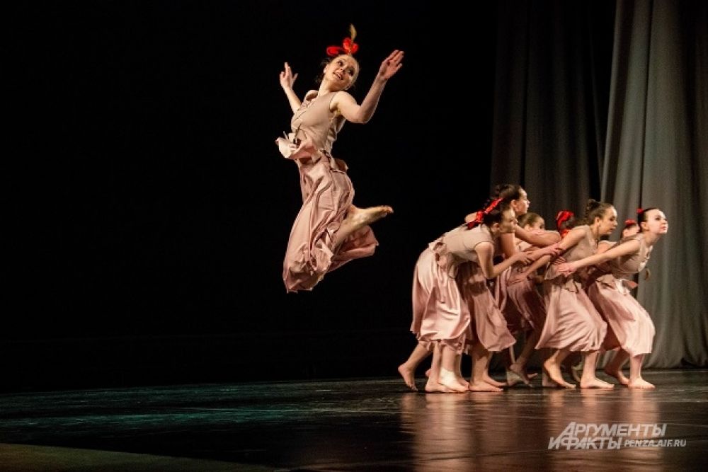 Участницы коллектива «Нежность» на время превратились в бабочек.