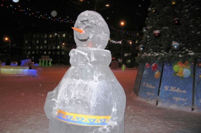 В ЯНАО на нефтяном месторождении появился самый северный снеговик в России
