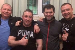 Насиров сделал памятное фото с сокамерникам