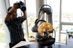 16 марта. В Бангкоке проходит выставка роботов. На фото: домашний робот готовит омлет.