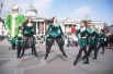 Уличные танцоры на Трафальгарской площади в Лондоне.