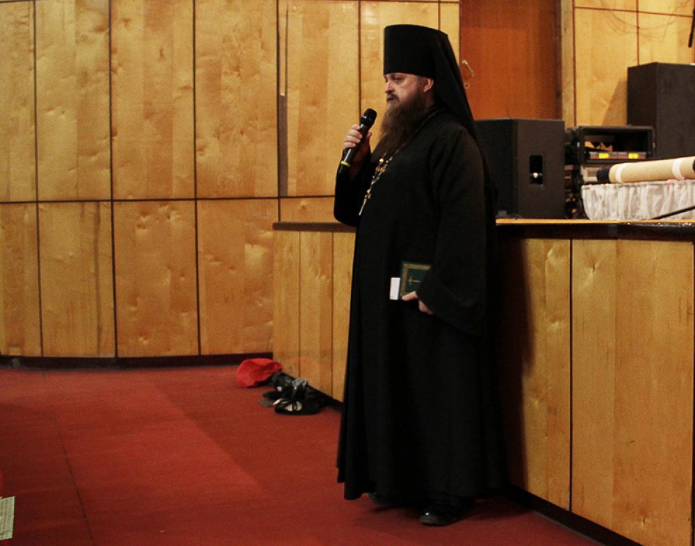 Перед началом конкурсной программы священник прочёл молитву и окропил помещение святой водой