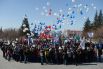 Участники запускают шары на праздничном мероприятии «Крымская весна! Мы вместе!» в честь третьей годовщины воссоединения Крыма с Россией в Театральном сквере на площади имени Ленина в Новосибирске.