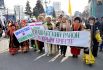 Участники митинга в честь третьей годовщины воссоединения Крыма с Россией на пешеходной улице Кирова в Челябинске.