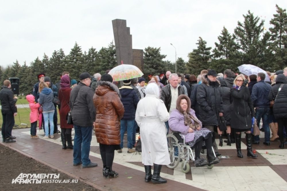 В Ростове открыли памятный знак в честь погибших в авиакатастрофе 19 марта 2016.