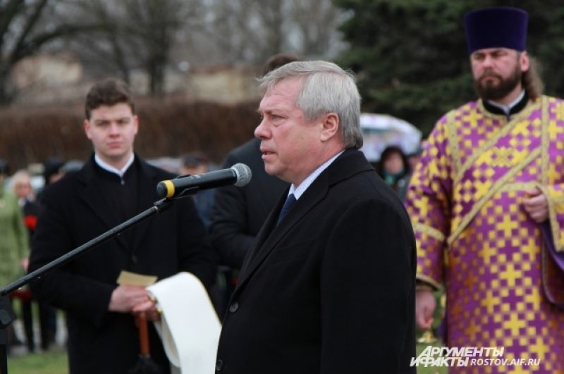 Губернатор Ростовской области Василий Голубев произнес речь, в которой выразил ещё раз глубокие соболезнования землякам. 