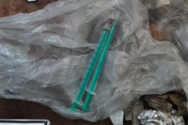 В квартире нашли шприцы и упаковочный материал для наркотиков.