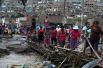 Пострадавшие от наводнения жители в Лиме.