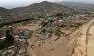Вид сверху на город Лима после массивного оползня и наводнения.