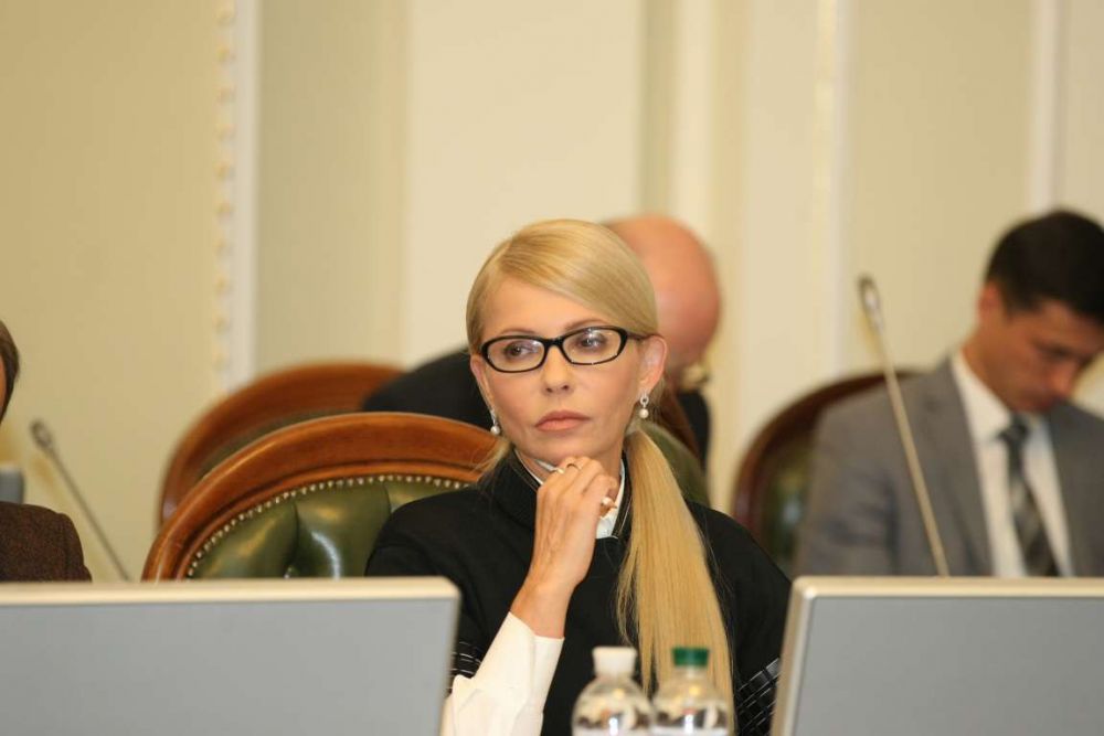 Судя по всему, волосы собранные в пучок не очень понравились нардепу и она начала заплетать их в хвост
