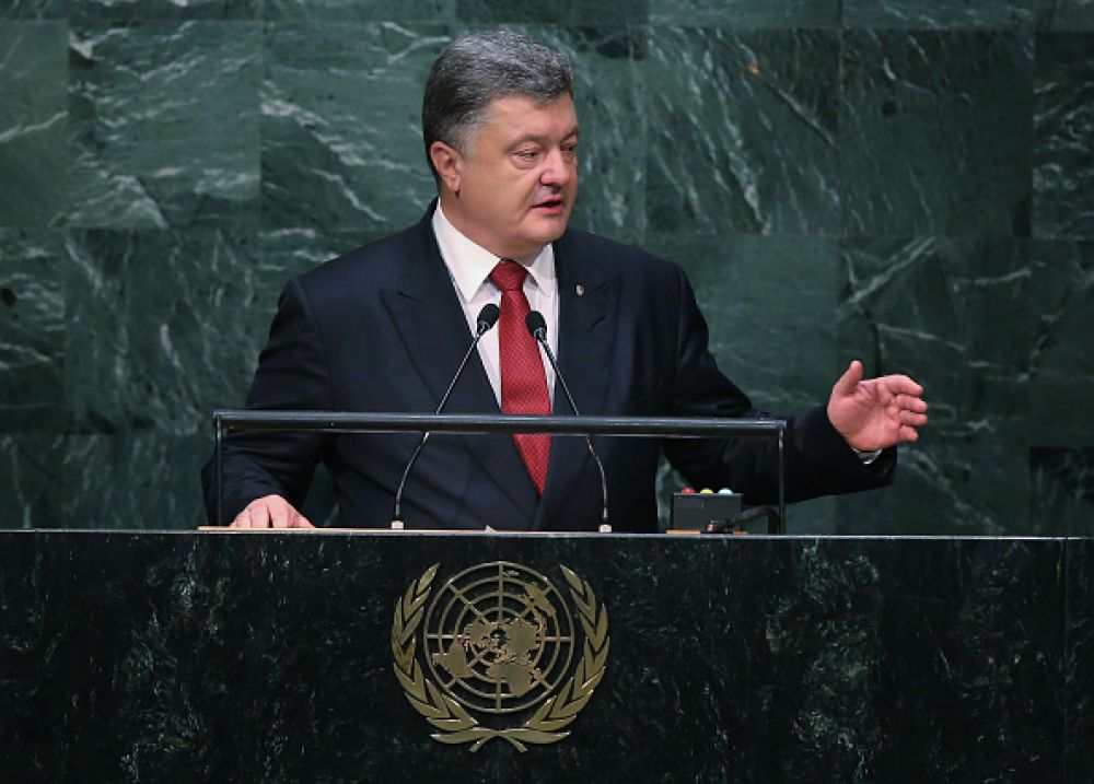 Однако после начала выполнения обязаностей президента, внешность Порошенко начала заметно меняться