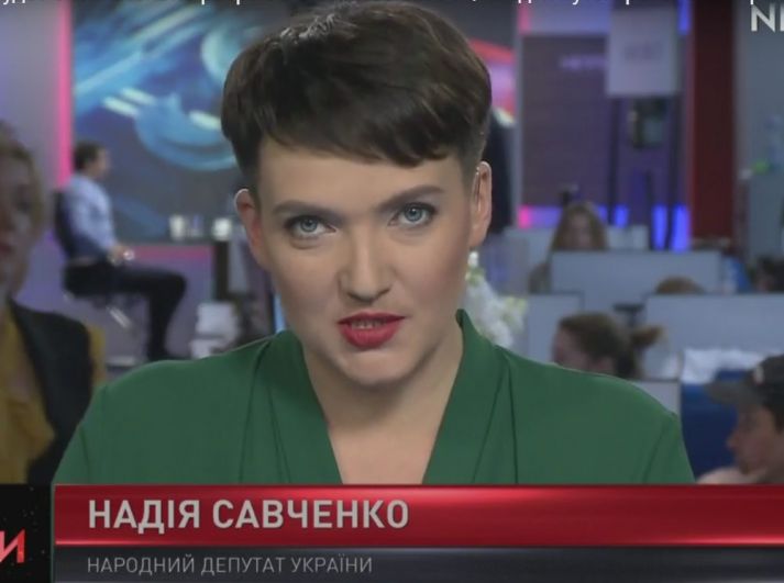 Однако спустя некоторое время, политик вспомнила, что она, прежде всего женщина и начала появляться с ярким макияжем