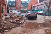 Центр Владивостока полон богатыми постройками вперемешку с многолетним мусором
