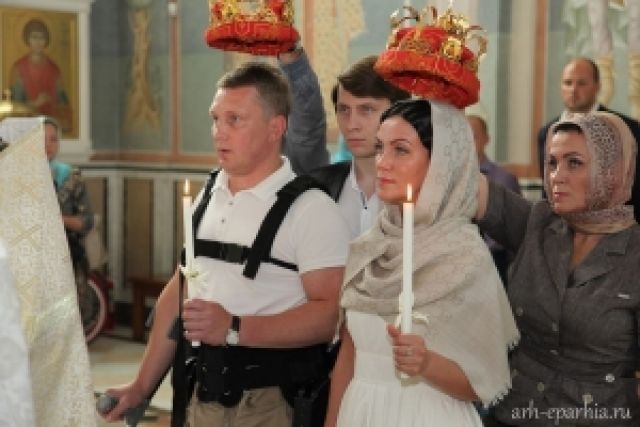 Замуж за верующего. Венчание в россии 2021. Алина бабкина жена священника книга. Церемония венчания в церкви. Верующий и неверующий.