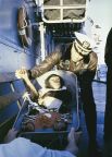 Первой обезьяной-астронавтом стал шимпанзе Хэм. 31 января 1961 года на корабле «Меркурий-Редстоун-2» он был запущен в космос в суборбитальный полёт, который продолжался 16 минут 39 секунд. После его завершения капсула с Хэмом приводнилась в Атлантическом океане. На фото: знаменитое рукопожатие — Хэм после приводнения на палубе с командиром спасательного корабля.