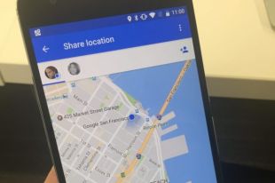 Поделится местоположением можно в соответствующем пункте меню Google Maps