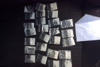 У мужчины был изъят полиэтиленовый пакет с находящимися внутри 15 свертками из фольги с твердым веществом в виде мелкодисперсного порошка. 