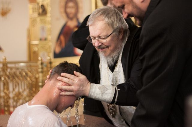 Митрополит Красноярский и Ачинский Пантелеимон лично поздравил новокрещенных.