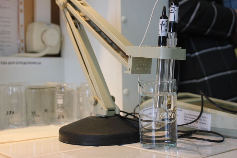 За последние несколько лет лаборатория была укомплектована самым современным оборудованием, которое позволяет производить анализ воды по 34 химическим, 5 микробиологическим и 7 радиологическим показателям. 