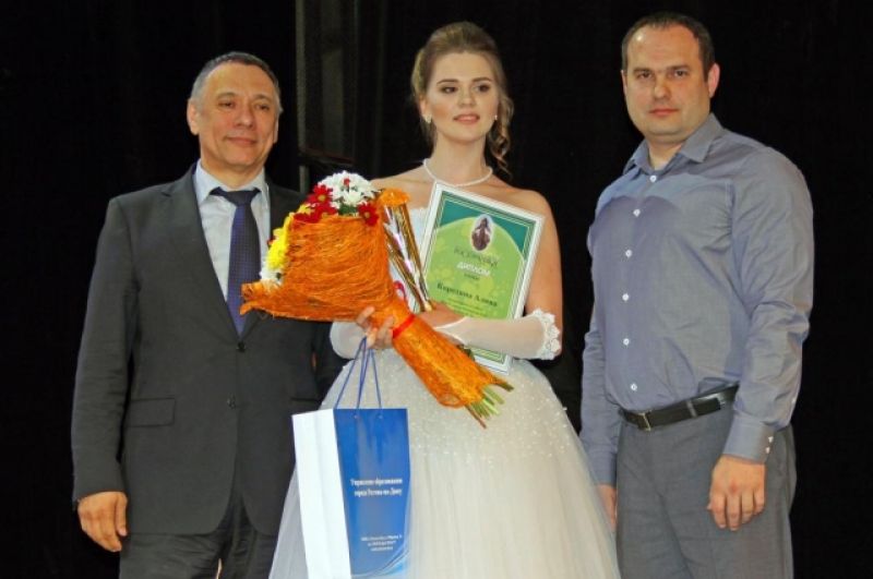 Первый заместитель главы администрации города Александр Скрябин приветствовал участниц, их родителей и педагогов.