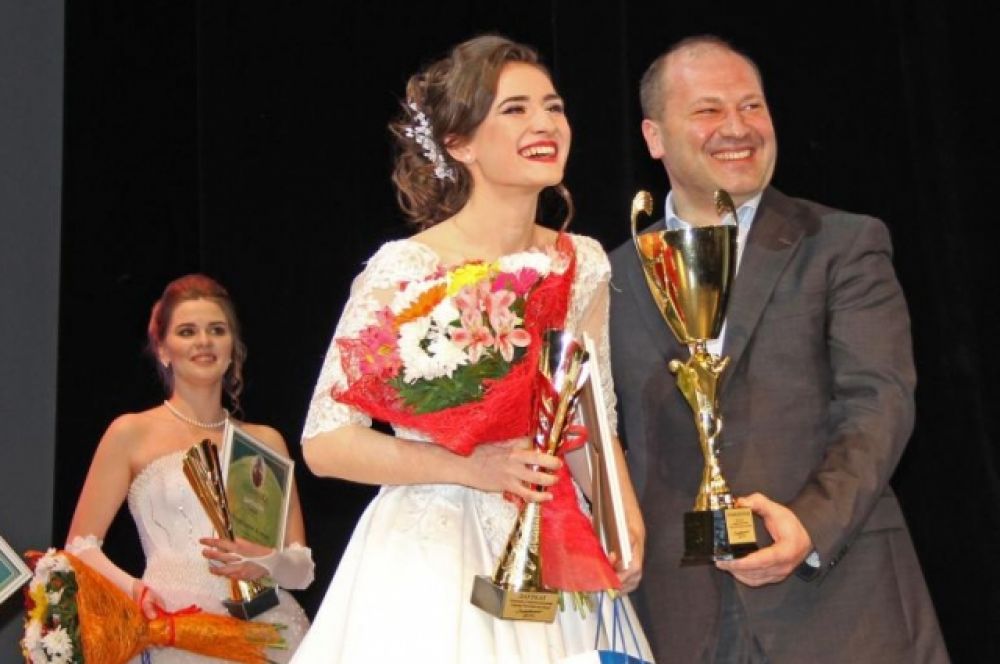Победительнице конкурса - ученице 10-го класса школы №100 Ворошиловского района Анне Величко, присвоено звание «Ростовчанка – 2017» и вручен главный Кубок.